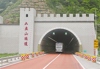 <p>　　青兰高速公路六盘山隧道全长9.485公里，设计时速80公里，限速60公里，是我国海拔2000米以上高原地区最长的高速公路隧道。　　　　　　　　　　　　　　　　　　　　本报记者　马楠　摄</p>