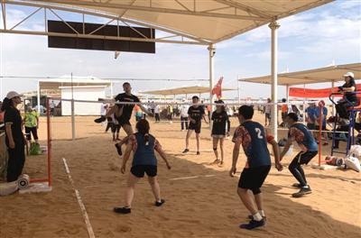 沙漠毽球混合三人赛，选手展开激烈角逐。本报记者  高晓刚  摄