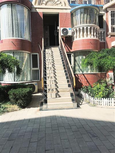 太阳都市花园12栋联排别墅通往三四层住户家的户外楼梯年久失修。