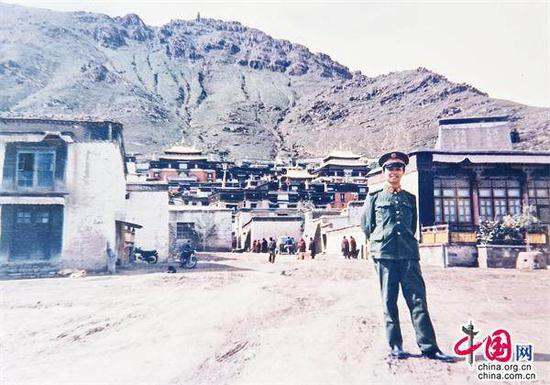 进入大学后，陈晓钟不仅被推选为班长，通过自己不断的努力学习，还光荣地加入了中国共产党，成为了学校一名年轻的党员。