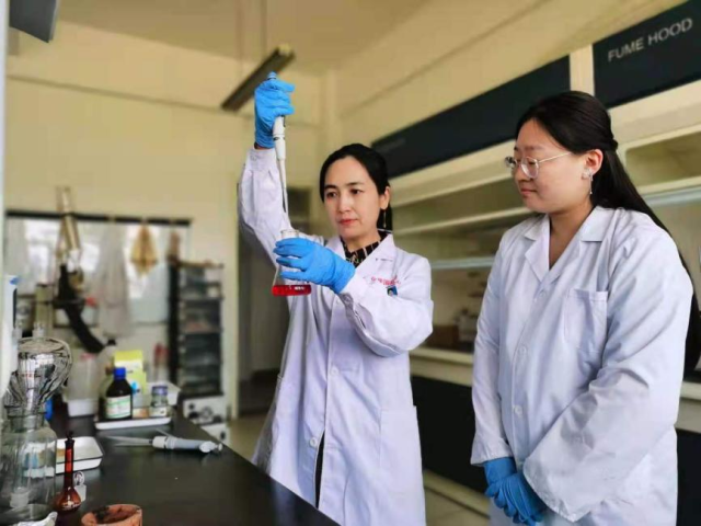 李平（左一）在实验室指导学生做实验。