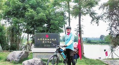 王来生在湘江边上。受访者供图