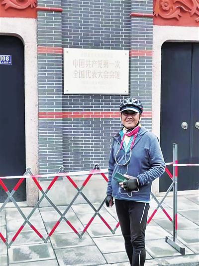     王来生在上海中共一大会址留影。