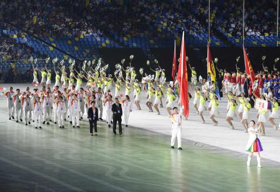 　　9月15日晚，中华人民共和国第十四届运动会开幕式在西安奥体中心体育场举行。这是宁夏代表团进入开幕式现场。