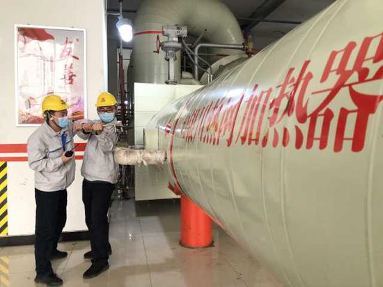 　　国能宁夏灵武发电公司工作人员检修管网。