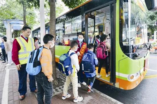 “护学公交线路”提供点对点接送服务，实现了“从家门口直达校门口”，温暖孩子们的求学之路。
