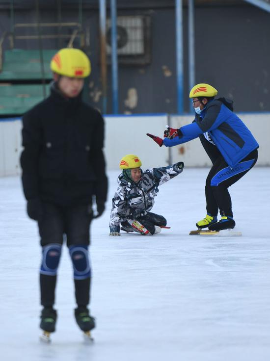 　　另一名速滑教练郑欣华已年逾古稀，他从小练习滑冰，曾多次代表宁夏参加全国冰上运动会。