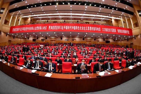 　　上午9时整，陈润儿宣布：宁夏回族自治区第十二届人民代表大会第五次会议开幕。全体起立，奏唱中华人民共和国国歌。