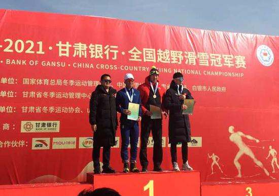 宁夏运动员王龙（左二）荣获2021年全国越野滑雪冠军赛亚军。