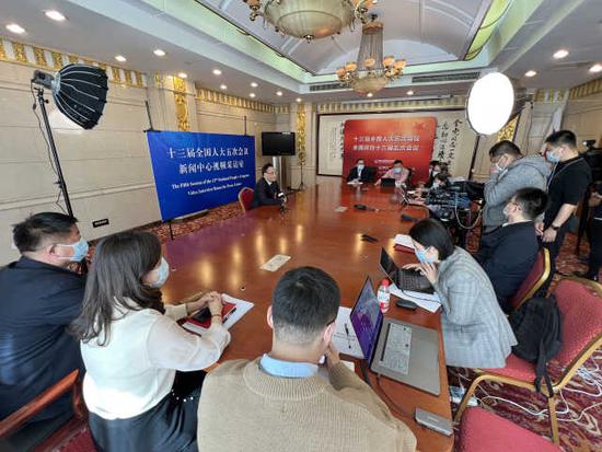 十三届全国人大五次会议宁夏代表团举行首场新闻发布会