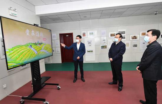 梁言顺来到新华社宁夏分社，通过电子屏了解新华社近年对宁夏的宣传报道情况。