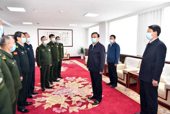 　　梁言顺来到宁夏军区与军区班子成员交流，了解军区历史沿革、战备训练和参与疫情防控等情况。