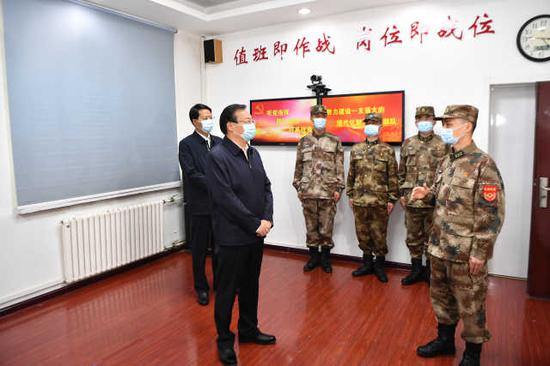 梁言顺来到驻宁夏某军事代表室，了解部队光辉历史和建设成就。