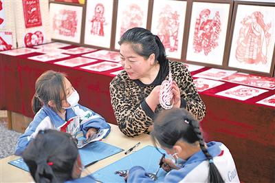 <p>　　学校聘请村里的剪纸艺术家为孩子们开设剪纸课。</p>