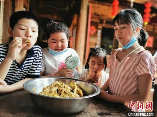 资料图：宁波孩子们吃“脚骨笋”。　陈琼 摄