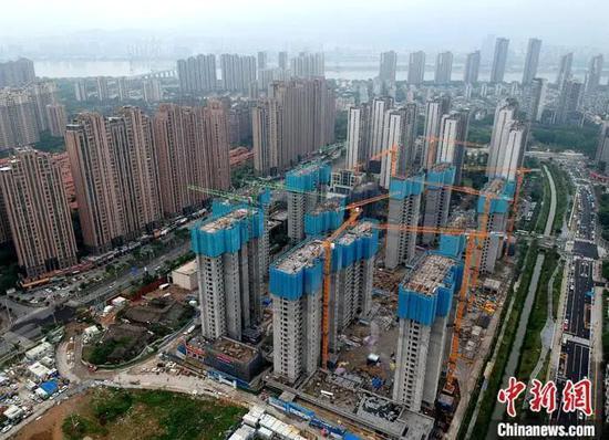资料图：一处正在建设的住宅区。(无人机拍摄) 中新社记者 吕明 摄