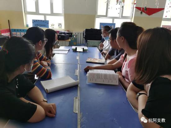 阿克苏市教科局思政办的老师们一同参加了线上学习。