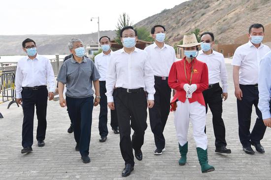 5月28日，梁言顺、崔波等领导来到中卫市沙坡头景区，调研生态保护和文旅融合发展情况。