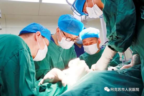 董鑫华（左二）为患者进行手术