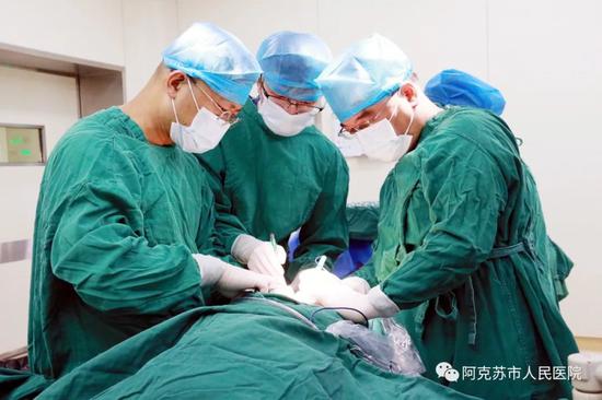 杭州援疆医生鲁红军在手术中（右一）