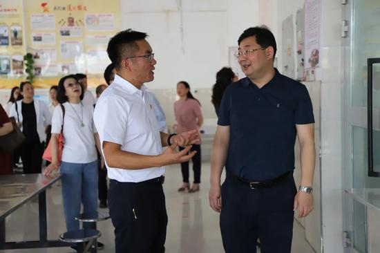 杭州市教育局一行参观了库木巴什乡中心小学校史馆、学生食堂、学生宿舍，考察了美好教育课堂展示。