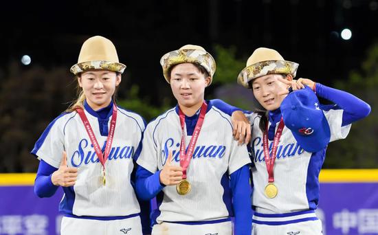 四川队获得2022年全国女子垒球冠军杯赛冠军。