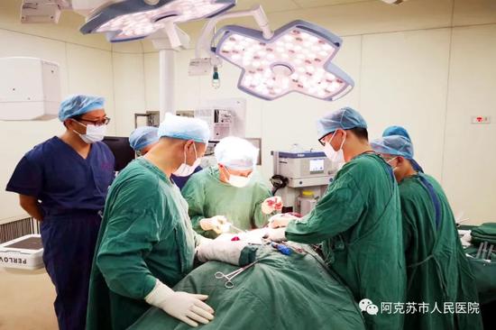 潘志军（左四）在为患者进行手术