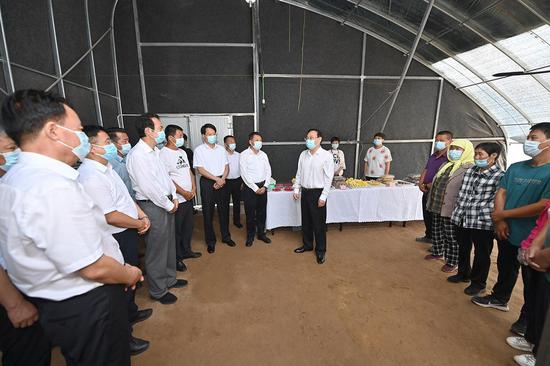 8月10日，梁言顺等来到贺兰县洪广镇欣荣村，走进现代化的菌菇大棚，了解特色产业富农增收情况。