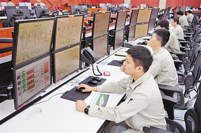 <p>　　国家能源集团宁夏煤业有限责任公司煤制油分公司中央控制室，工作人员在监控生产数据。</p>