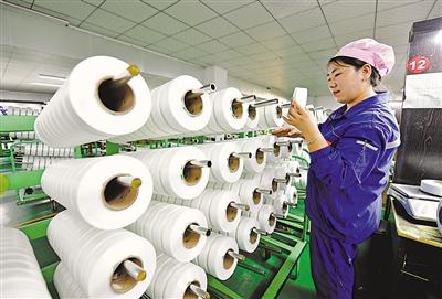 <p>　　在宁东泰和新材有限公司外检车间，工人们将一捆捆洁白的氨纶丝圈打包装箱。</p>