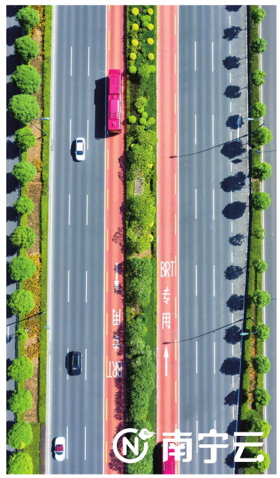 BRT快速公交通道提高了城市公共汽电车的运营效率。记者 潘浩 摄