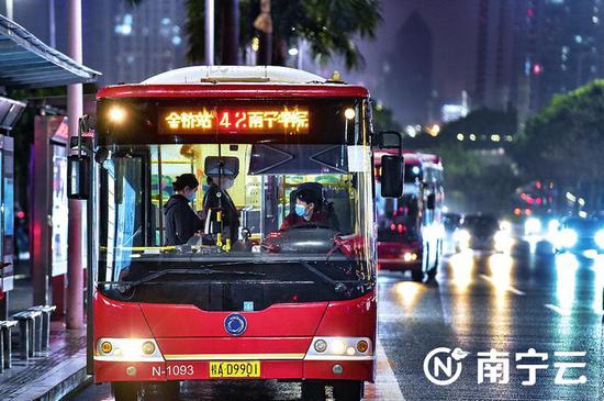 公交车陪伴市民雨夜归途。记者 潘浩 摄