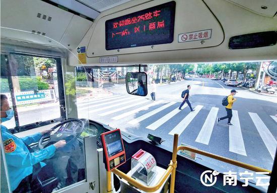 公交车自觉礼让斑马线，提升市民安全感。记者 潘浩 摄