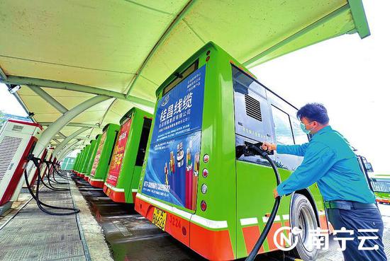 新能源公交车推动绿色出行。记者 潘浩 摄