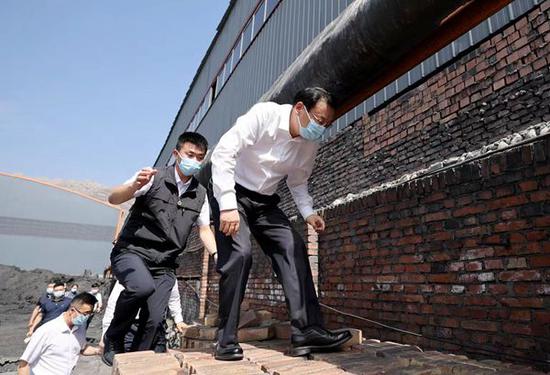 　　8月22日，梁言顺、张雨浦等深入宁夏展晟工贸公司，爬上围墙，检查企业外排废水、隐蔽沟渠等情况。