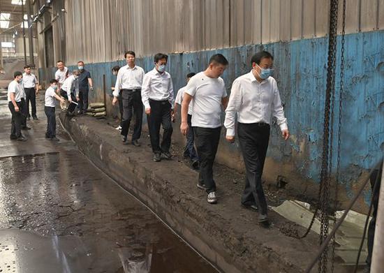 8月22日，梁言顺、张雨浦等来到平罗县崇岗煤炭集中区星昌煤炭公司，顺着地面污水流向的痕迹找寻排污源头。