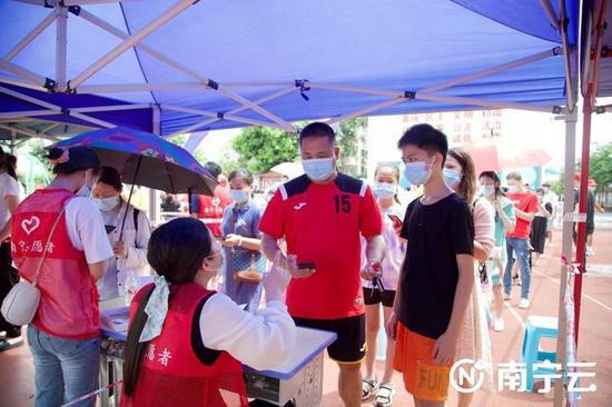 志愿者引导家长与学生进行信息录入。记者 黄思宁 摄