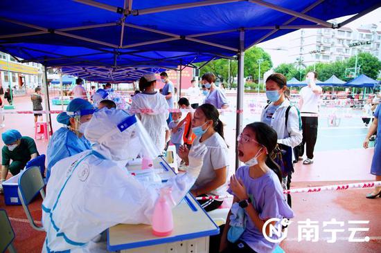 医护人员为学生进行采样。记者 黄思宁 摄