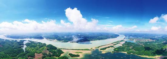 平陆运河入口处平塘江口段水域（无人机全景照片）。 新华社记者曹祎铭 摄