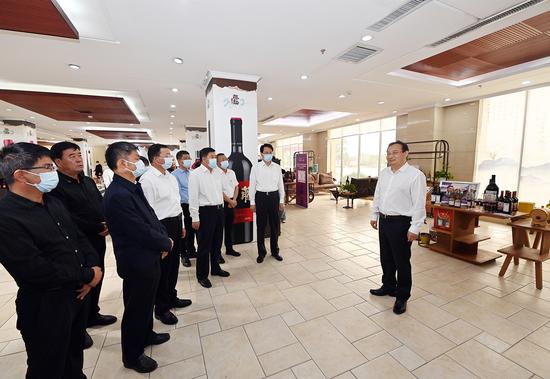 　　9月14日，梁言顺在宁夏农垦集团玉泉国际酒庄，与国企相关人员面对面交流。