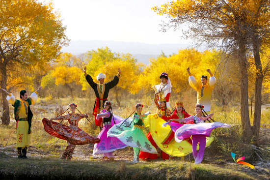 泽普金湖杨国家森林公园民族歌舞演出。泽普县融媒体中心 供图