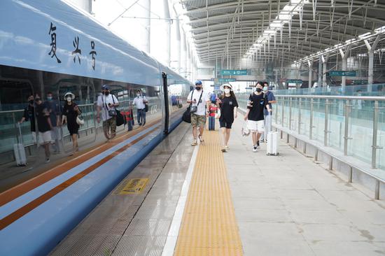 银川火车站将做好服务工作，确保客流高峰时段旅客平安有序出行。资料图片