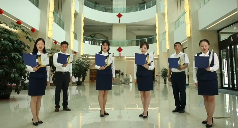 新疆图书馆工作人员朗诵《大写的中国》（视频截图）