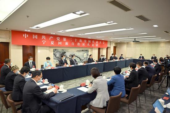 　　10月15日上午，中国共产党第二十次全国代表大会宁夏回族自治区代表团在住地举行第一次全体会议。