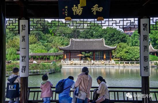 2021年10月24日，游人在江苏苏州盘门景区内休�憩。 张兆增  摄