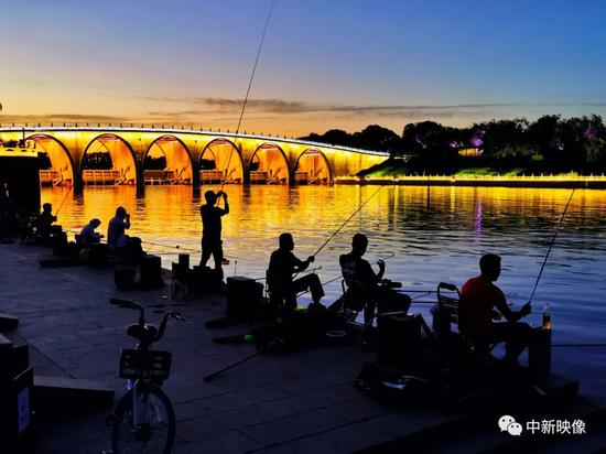 2021年6月17日，北京市民在通州大运河畔夜钓。徐全心 摄