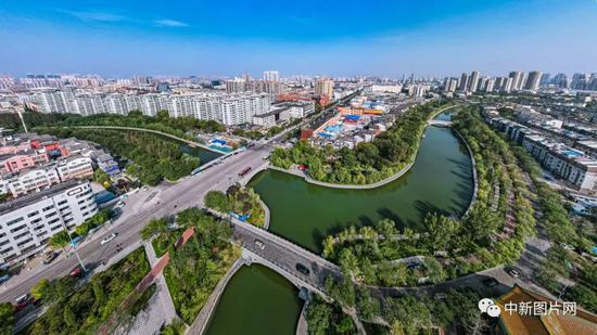 2021年10月13日，大运河流经山东聊城市区。 王迎春  摄