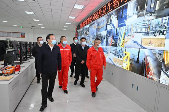 　　11月7日，梁言顺来到宁东能源化工基地五恒化学公司的氨纶及生物可降解材料上游配套产业链项目，调研企业建设运营情况。