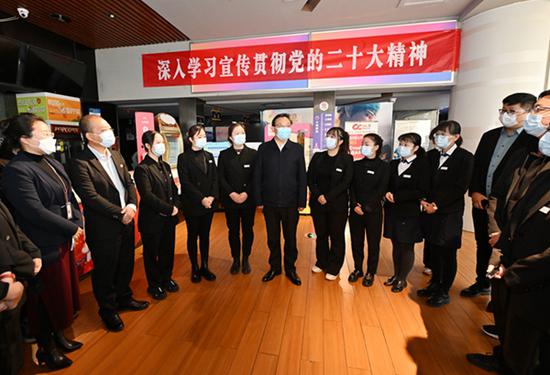 11月9日，梁言顺来到新华百货CCmall，现场与企业员工分享学习党的二十大精神的心得体会。