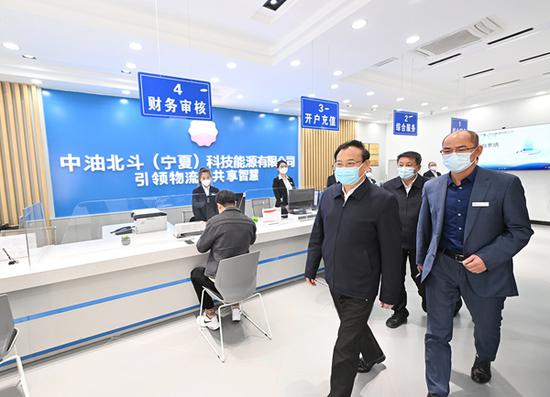 11月9日，梁言顺来到中油北斗（宁夏）科技能源公司，调研线上零售企业数字化运营销售情况。